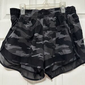 Athleta Printed Mesh Racer Run Short 4 Inch Dark Camo Size Medium